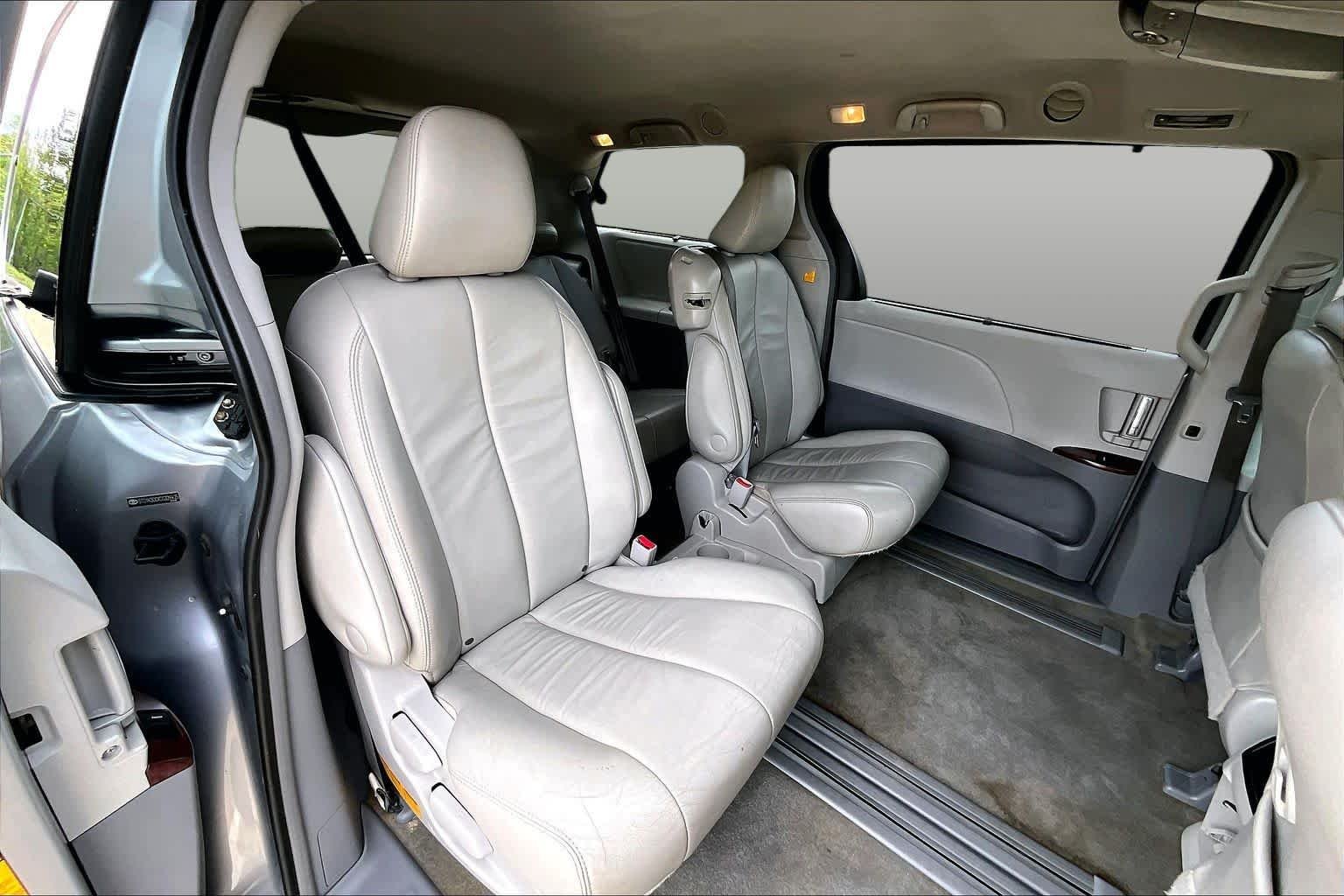 Used 2013 Silver Sky Metallic Toyota XLE image 17