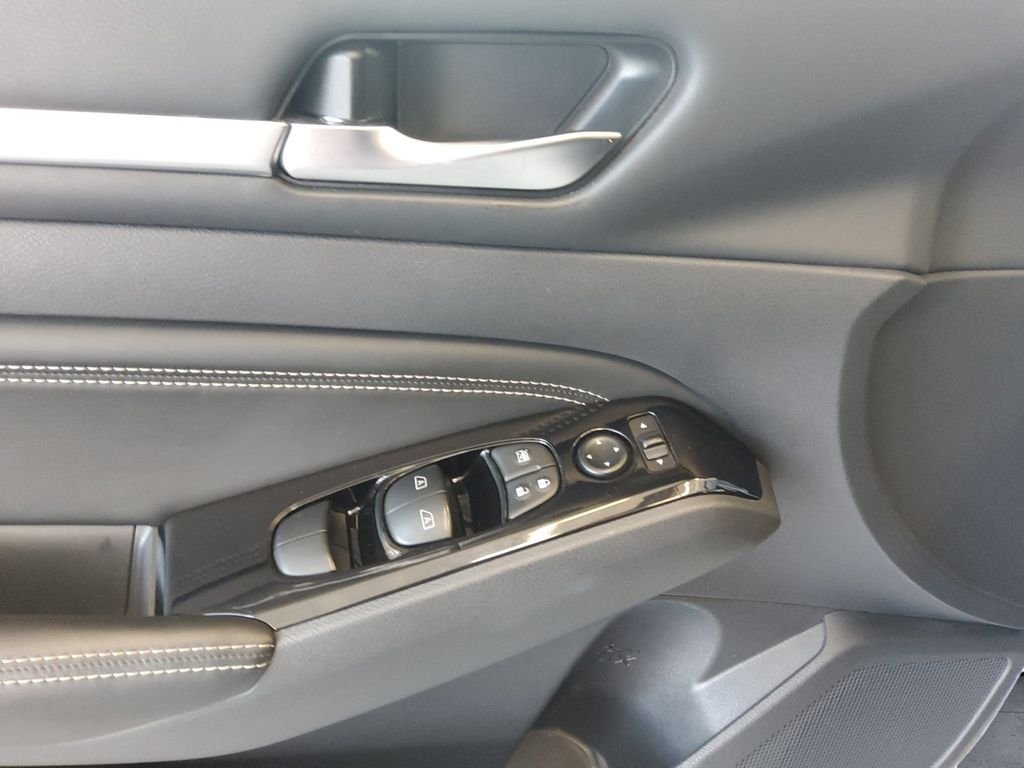 Used 2022 Silver Nissan 2.5 SL image 12