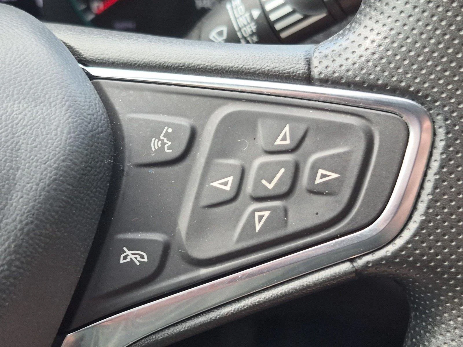 Used 2024 Summit White Chevrolet LT image 21