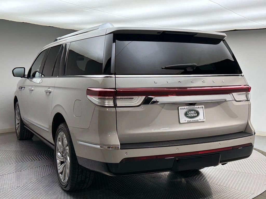 Used 2023 Pearl Metallic Lincoln Reserve image 3