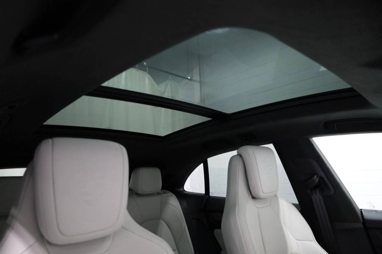 2025 Porsche Macan Turbo Electric - Photo 20