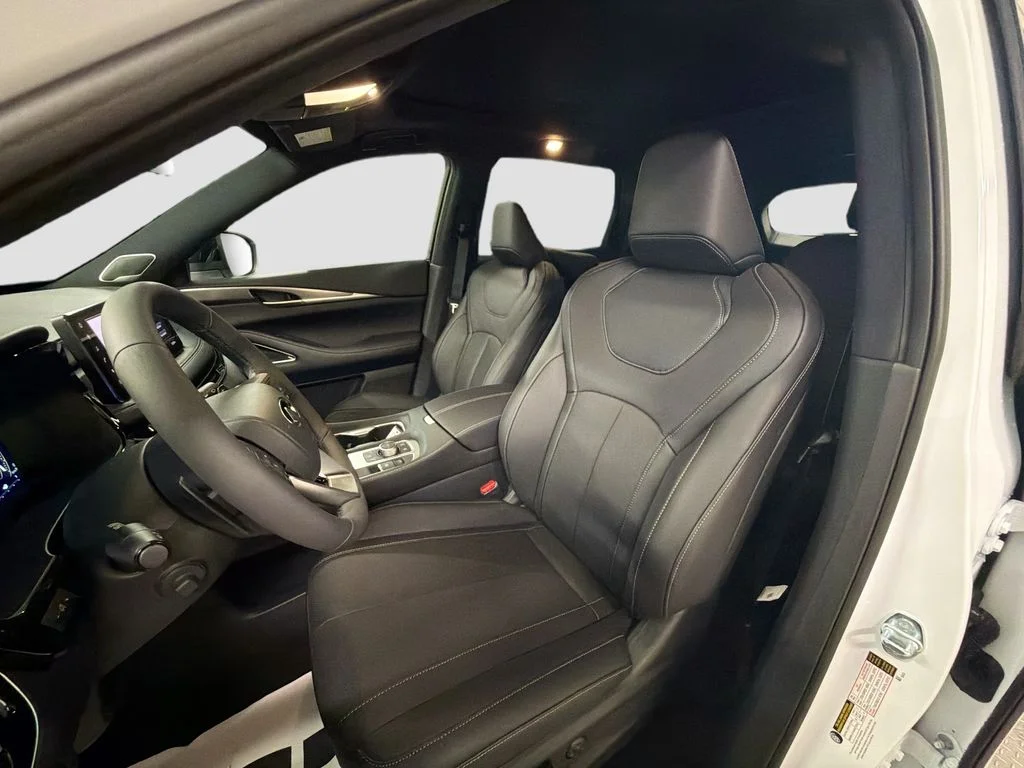 New 2027 RADIANT WHITE INFINITI SPORT image 5
