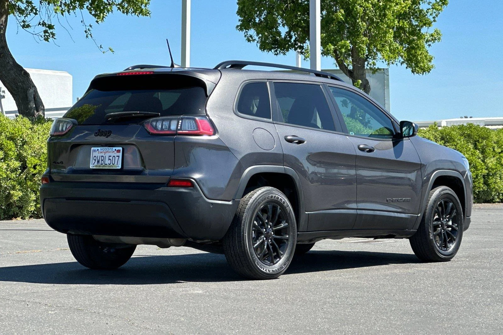 Used 2023 Granite Crystal Metallic Clearcoat Jeep Altitude Lux image 4