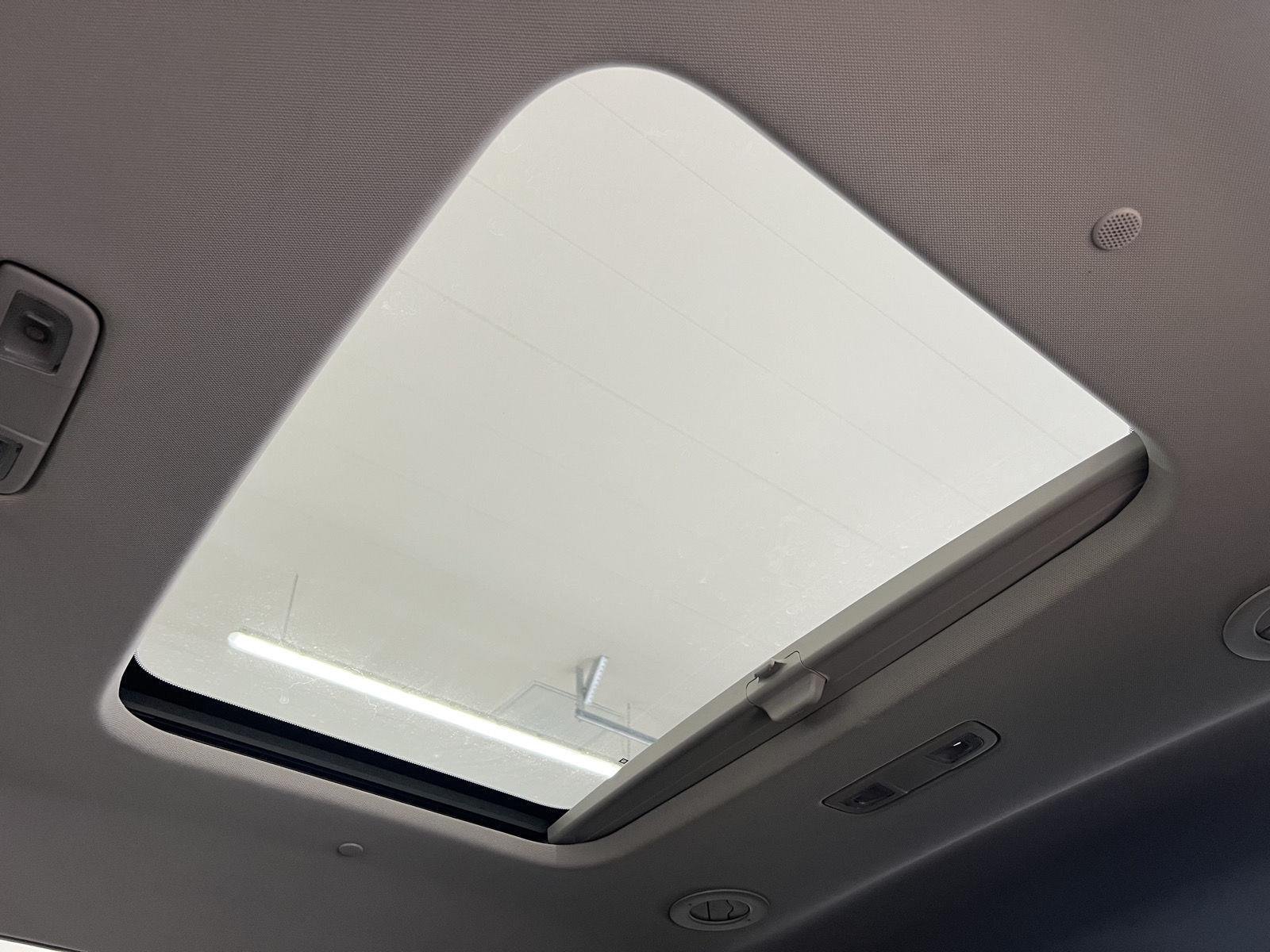 Used 2019 Summit White Chevrolet RS image 27