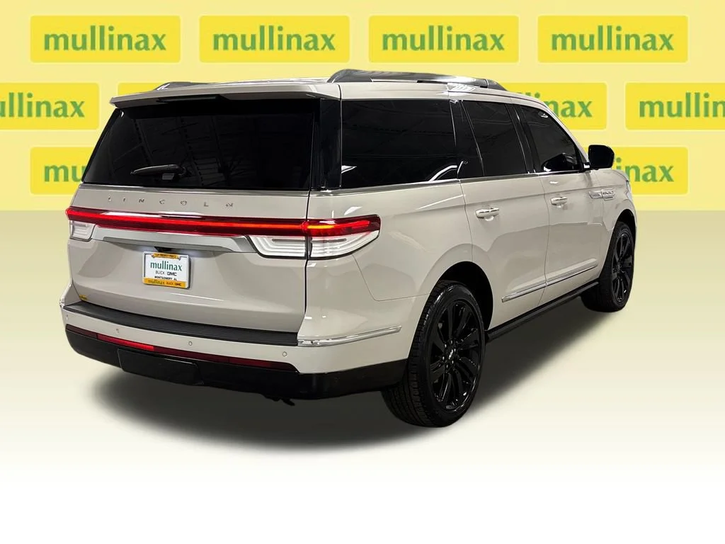 Used 2022 White Lincoln Reserve image 22