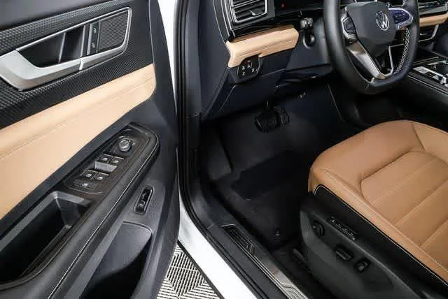 New 2026 Opal White Pearl Volkswagen 2.0T SEL image 8