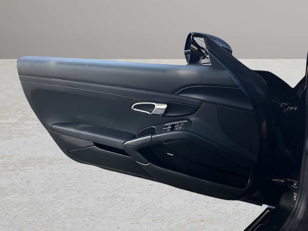 Used 2017  Porsche Base image 16