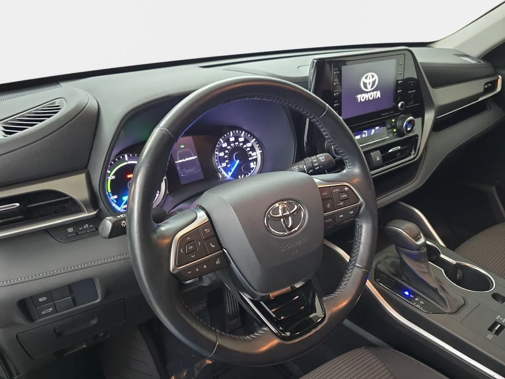 Used 2020  Toyota LE image 12