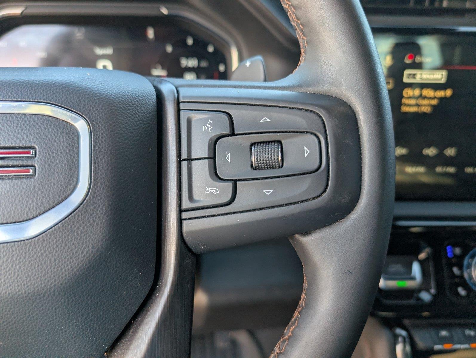 Used 2025 Sterling Metallic GMC AT4 image 28