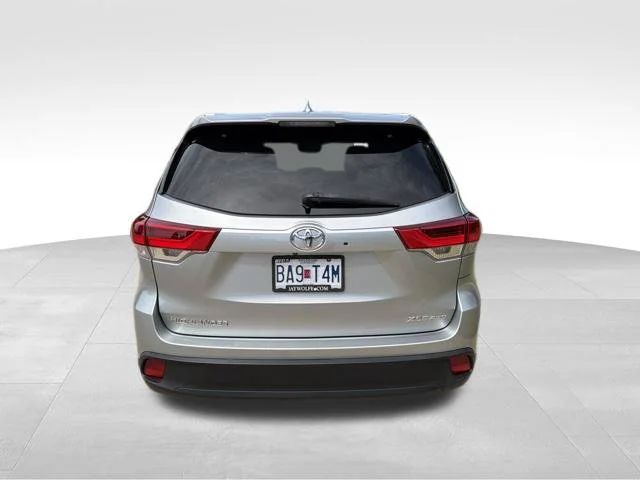 Used 2017 Silver Toyota XLE image 4