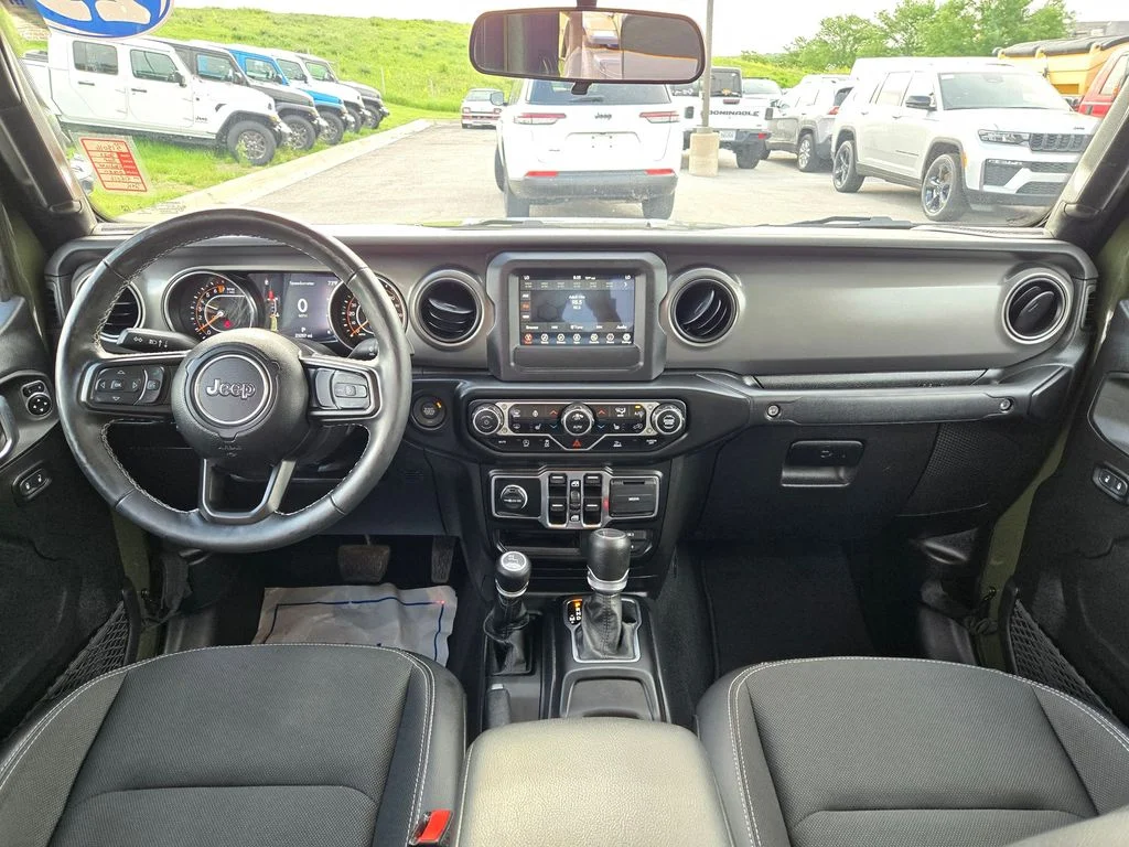 Used 2023 Green Jeep  image 16
