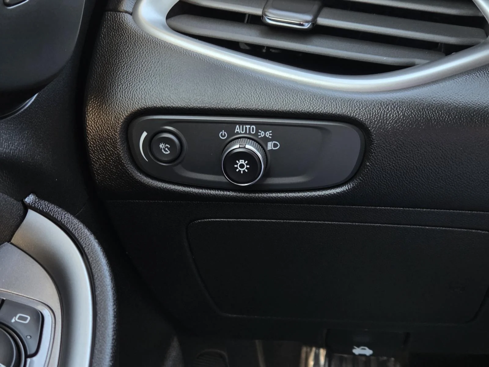 Used 2025 Summit White Chevrolet LT image 21