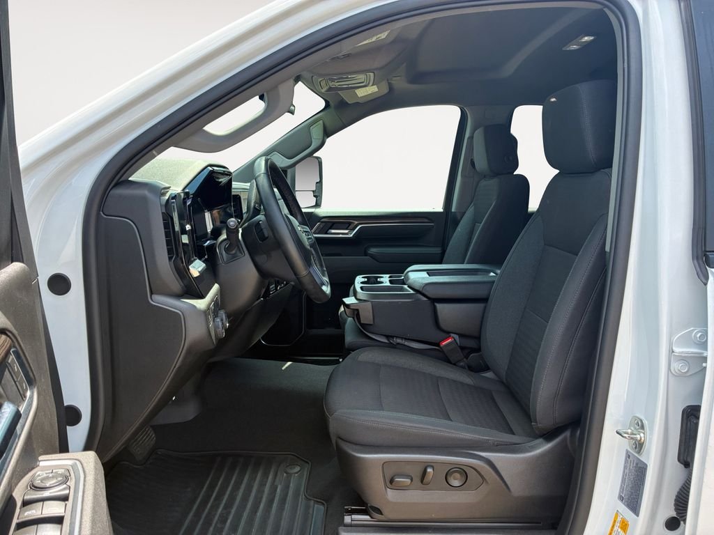 Used 2025 White Chevrolet LT image 9