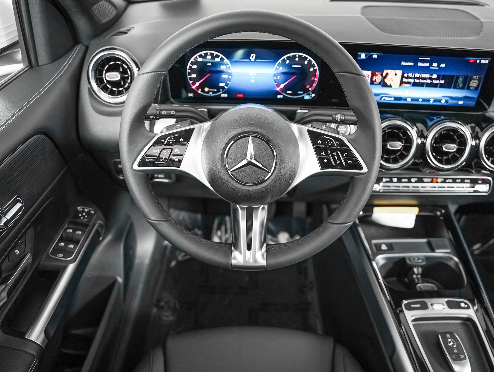 New 2026 Polar White Mercedes-Benz GLB 250 image 11