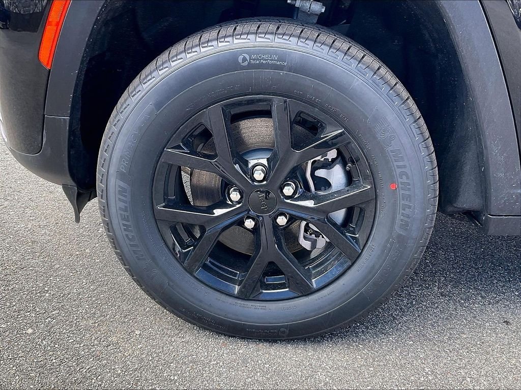 New 2026 Diamond Black Crystal Pearl-Coat Exterior Paint Jeep Altitude image 8