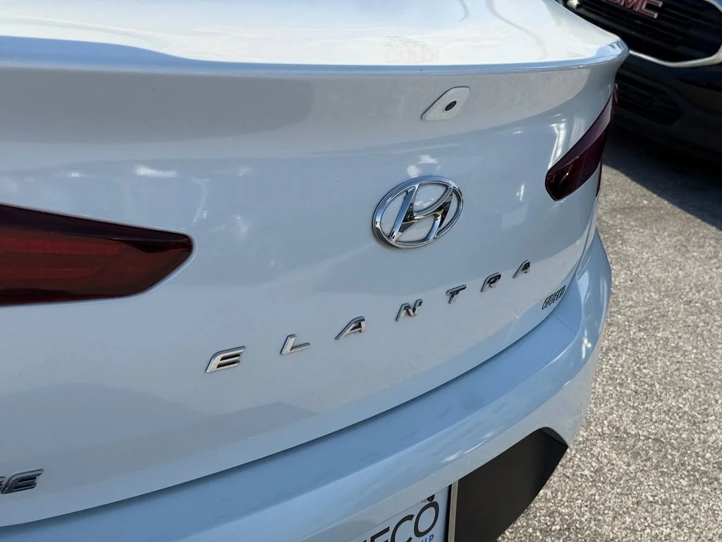 Used 2020 White Hyundai SE image 14