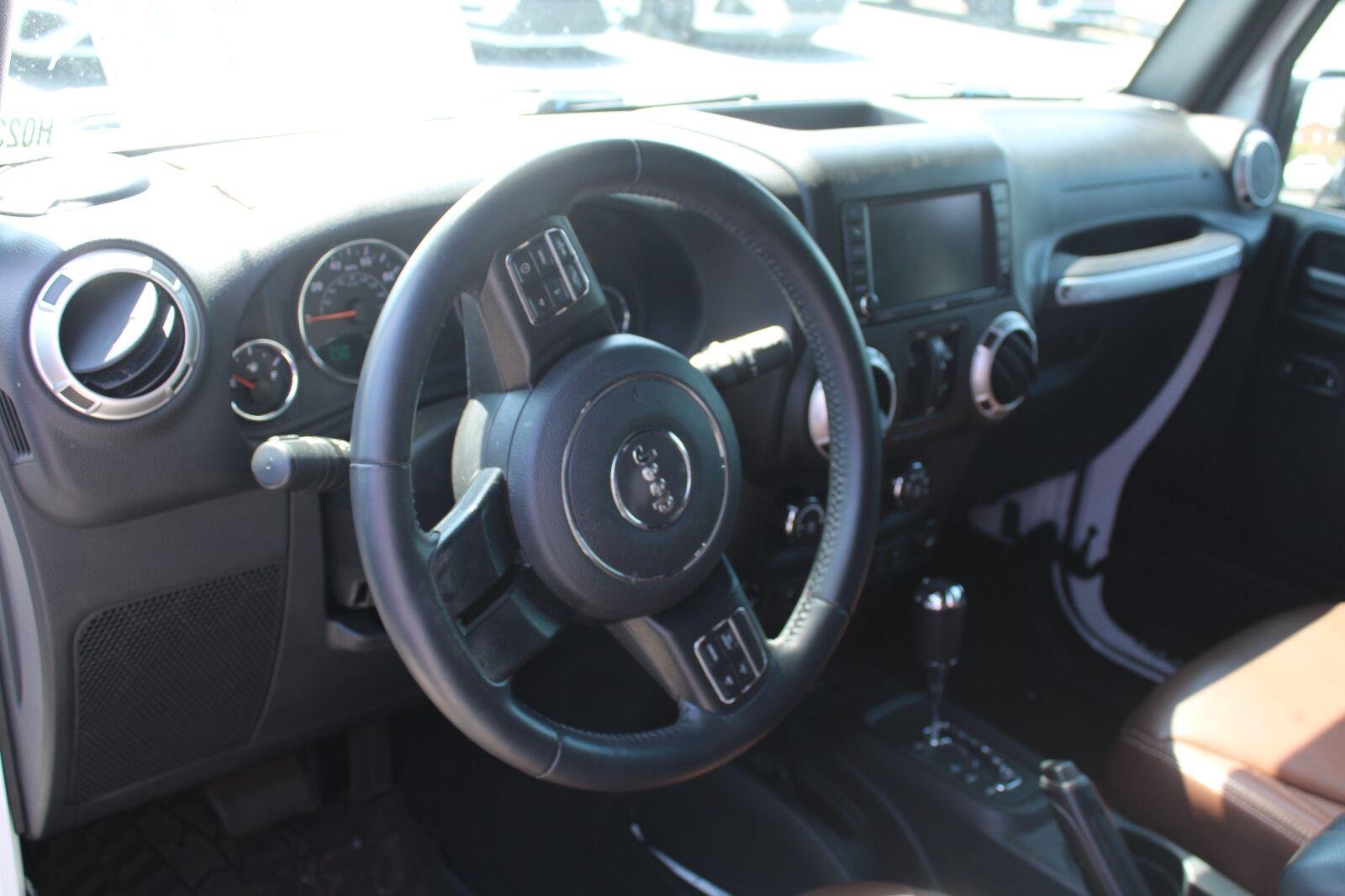Used 2017 Bright White Clearcoat Jeep Sahara image 9
