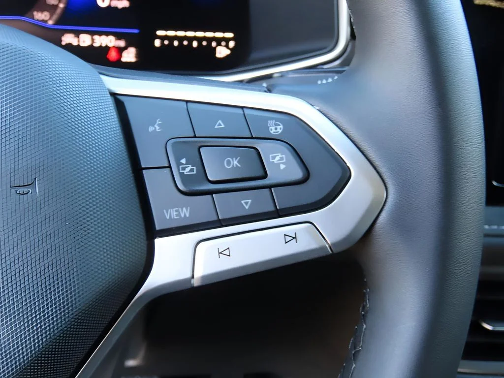 2025 Volkswagen Taos SE Black - Photo 32