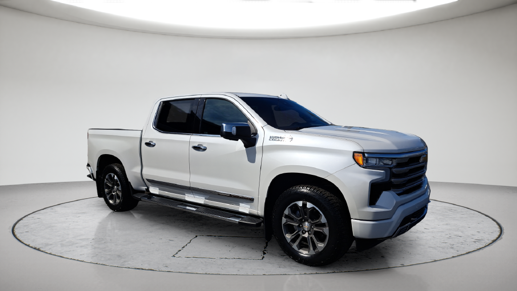 Used 2022  Chevrolet High Country image 3