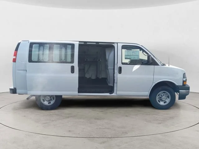 New 2025 Summit White Chevrolet WT image 6