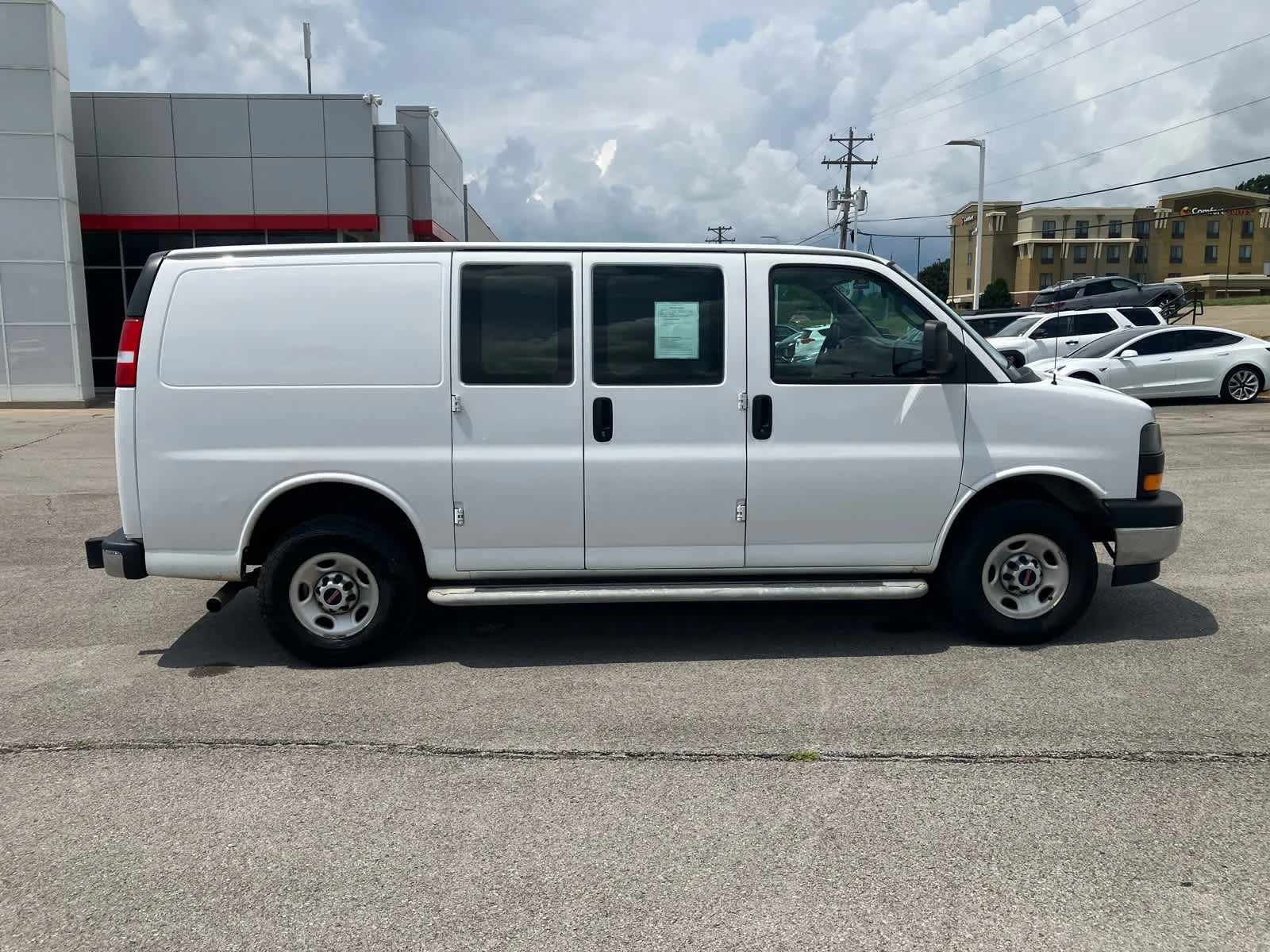 Used 2022 Summit White GMC  image 9
