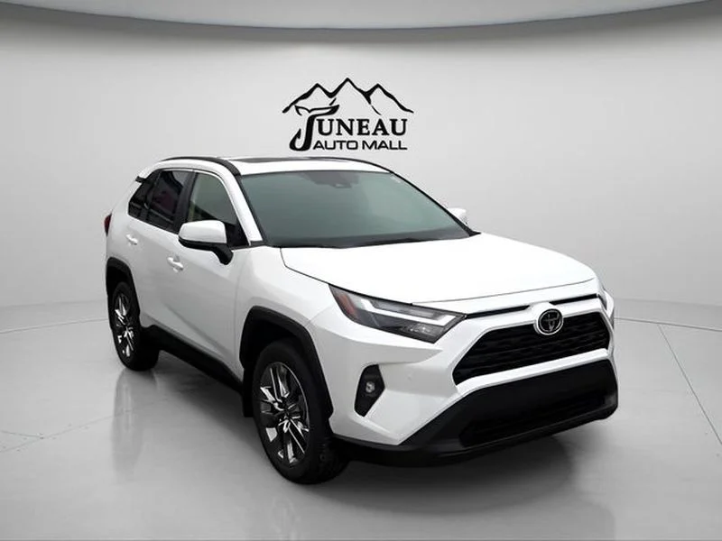 Used 2025 Wind Chill Pearl Toyota XLE Premium image 1