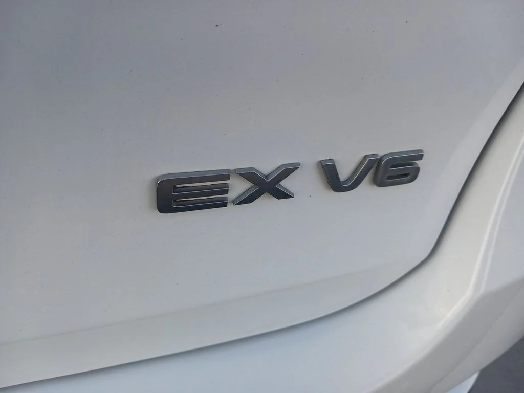 Used 2019 White Kia EX image 30