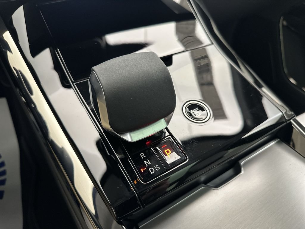 Used 2024  Land Rover Dynamic SE image 17