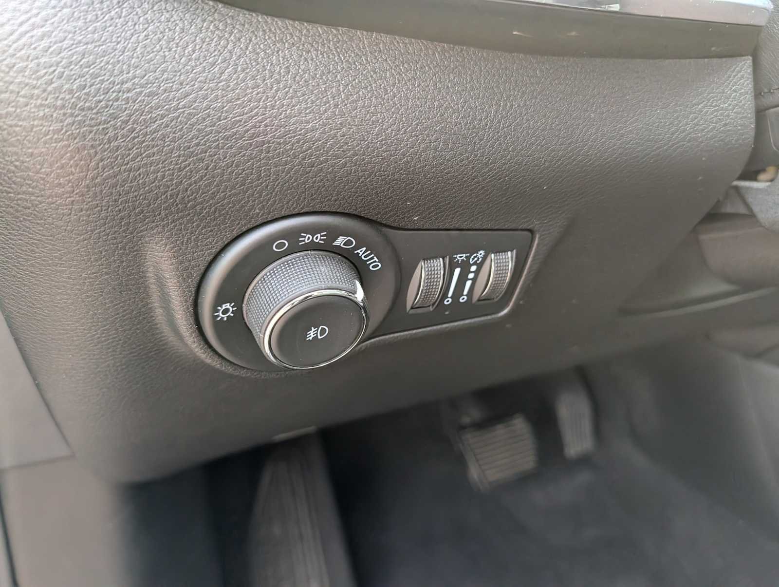 Used 2023 Granite Crystal Metallic Clearcoat Jeep Limited image 22