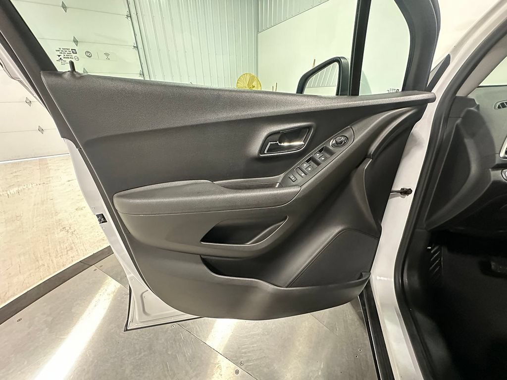 Used 2019 SUMMIT WHITE Chevrolet LS image 18