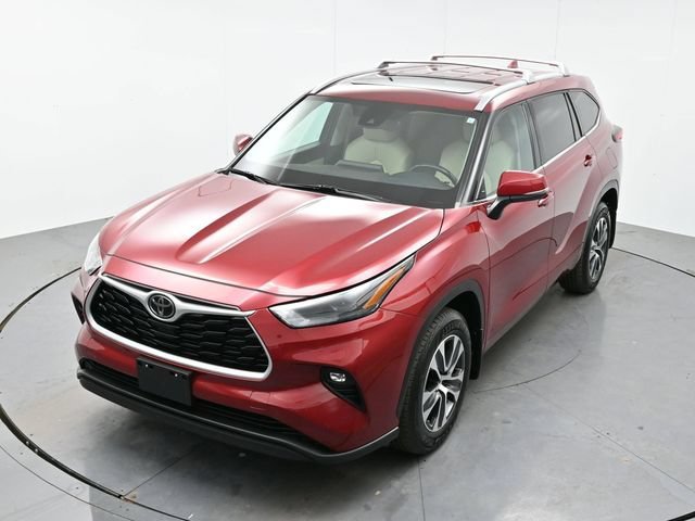 Used 2022 Ruby Flare Pearl Toyota XLE image 36