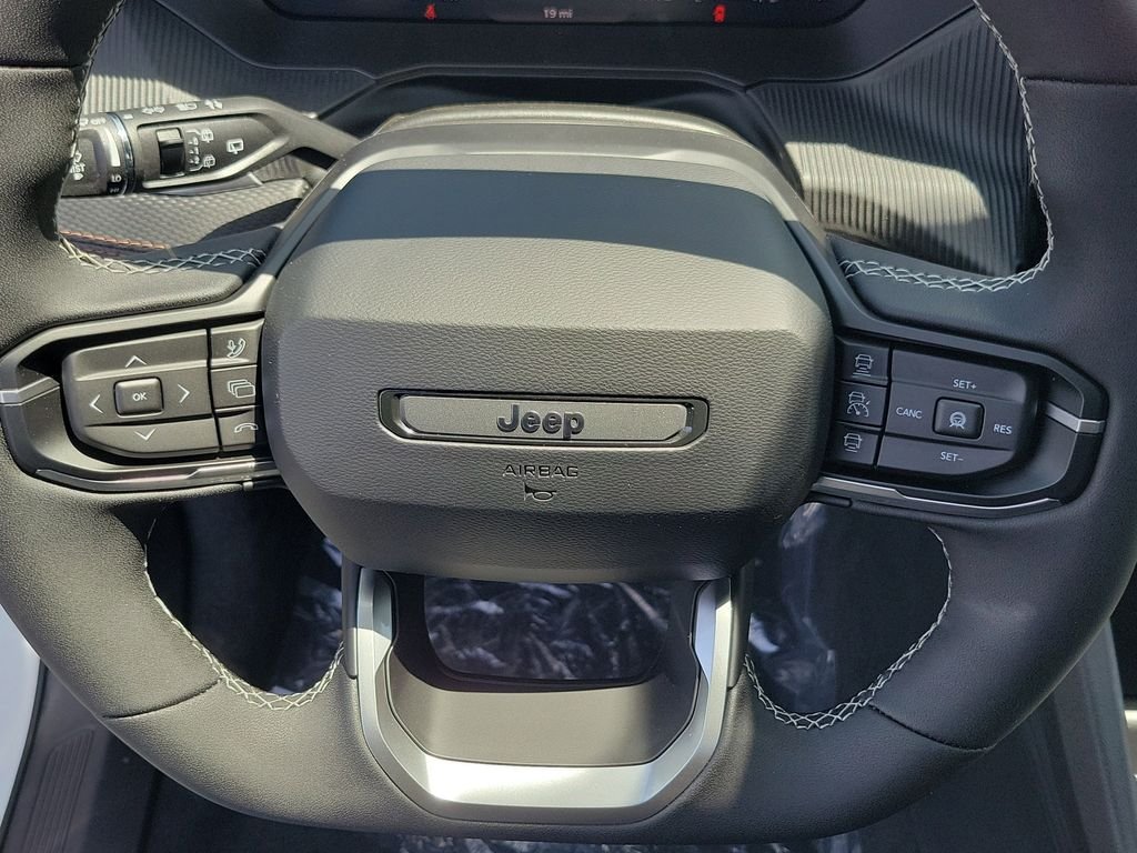New 2026 Bright White Clear-Coat Exterior Paint Jeep Overland image 24