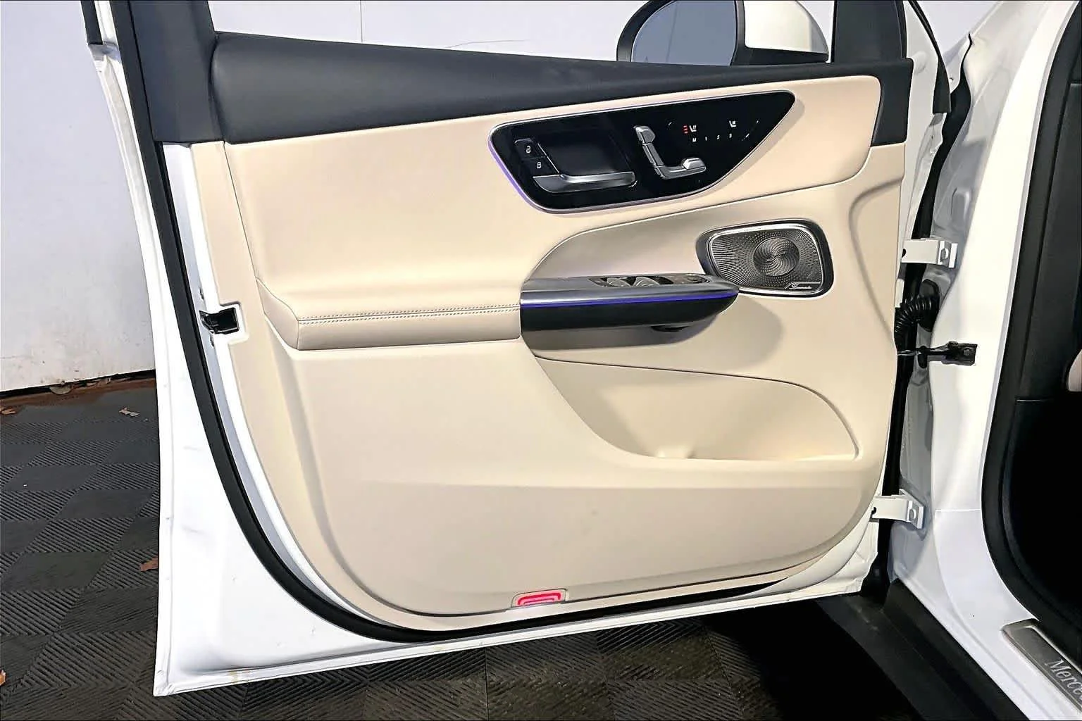 New 2026 MANUFAKTUR Moonlight White Metallic Mercedes-Benz GLC 300 image 11