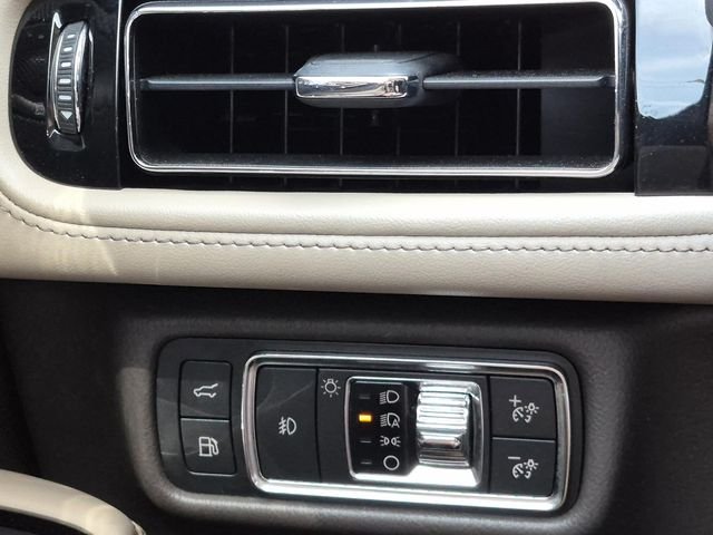Used 2020 Black Metallic Lincoln Grand Touring image 41