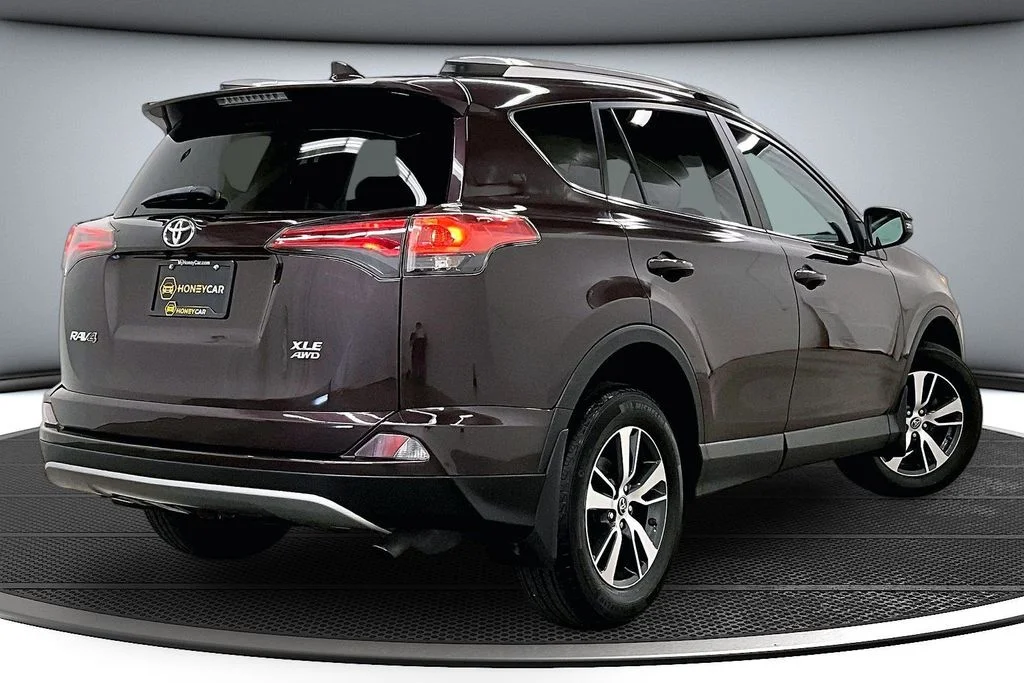 Used 2018 Black Toyota XLE image 6