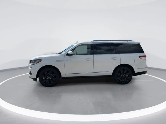 Used 2023 White Lincoln Reserve image 4