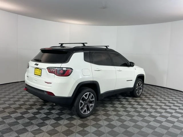 Used 2018 White Clearcoat Jeep Trailhawk image 5