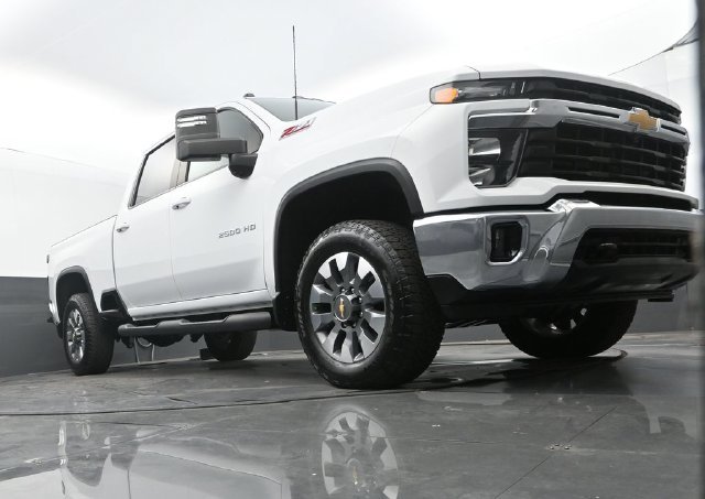 Used 2024 Summit White Chevrolet LT image 24