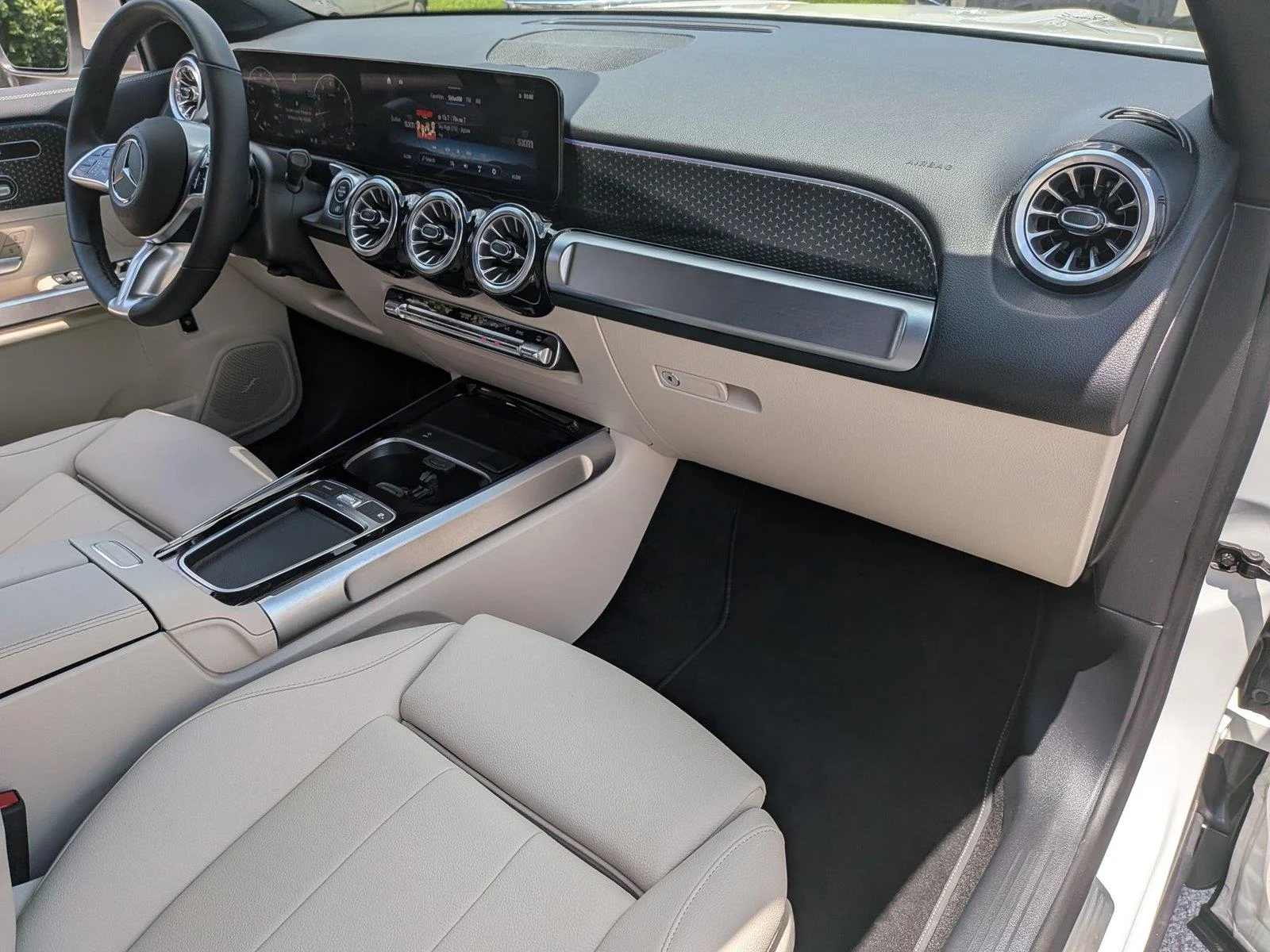 Used 2025  Mercedes-Benz GLB 250 image 36