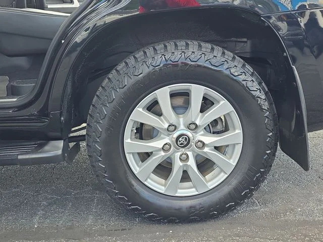Used 2017  Toyota Base image 35