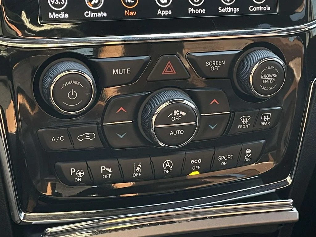 Used 2020 Diamond Black Crystal Pearlcoat Jeep Overland image 19