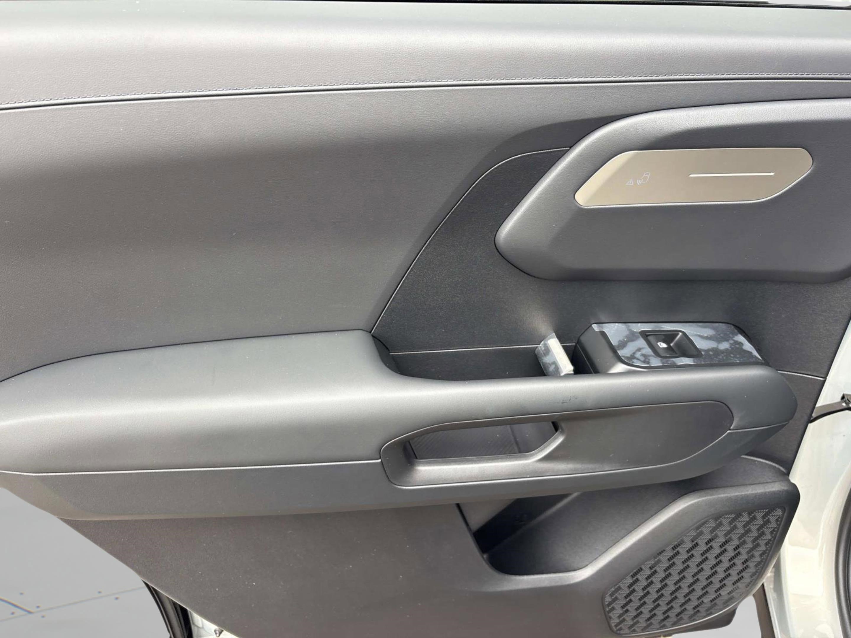 New 2027 Ivory Silver Kia S image 20