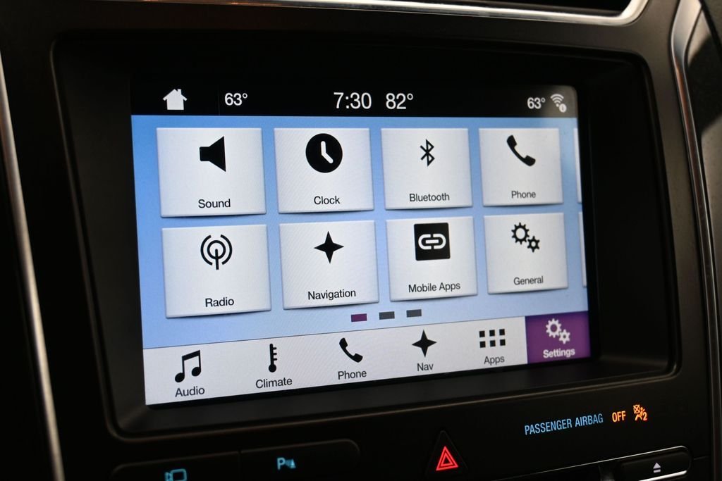 Used 2017 White Ford Limited image 4