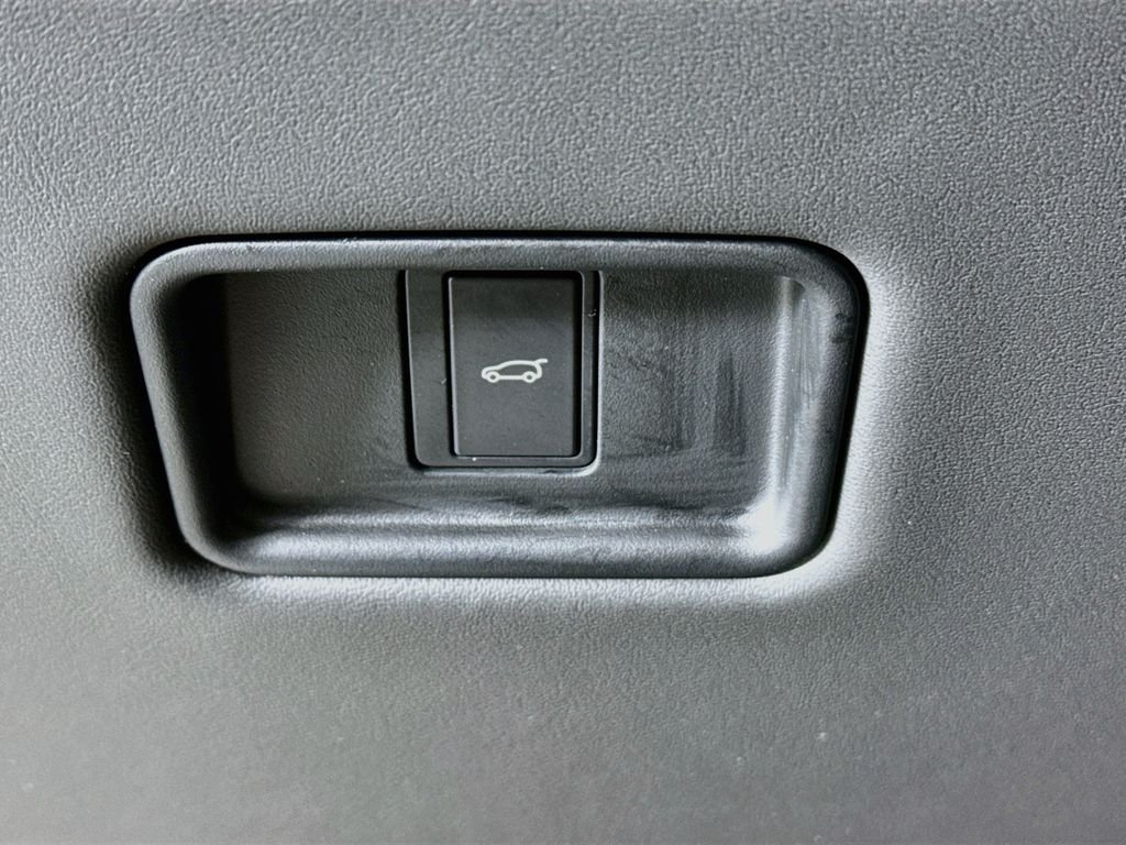 Used 2025 White Land Rover Dynamic SE image 11