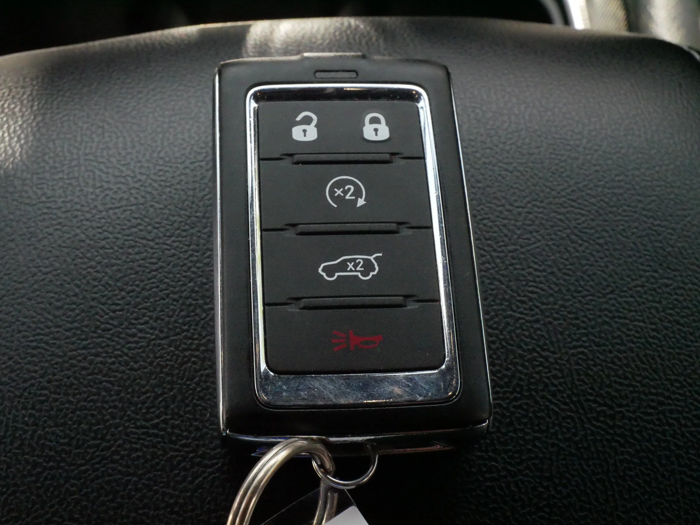 Used 2025 Diamond Black Crystal Pearlcoat Jeep Limited image 32