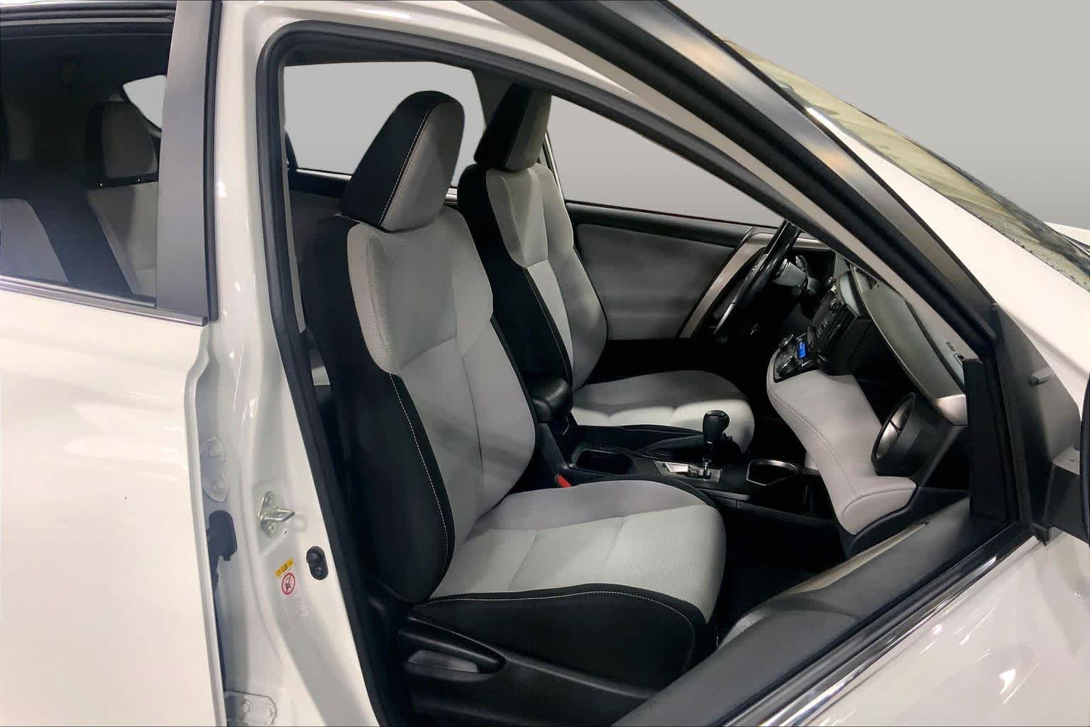 Used 2018 Super White Toyota XLE image 9