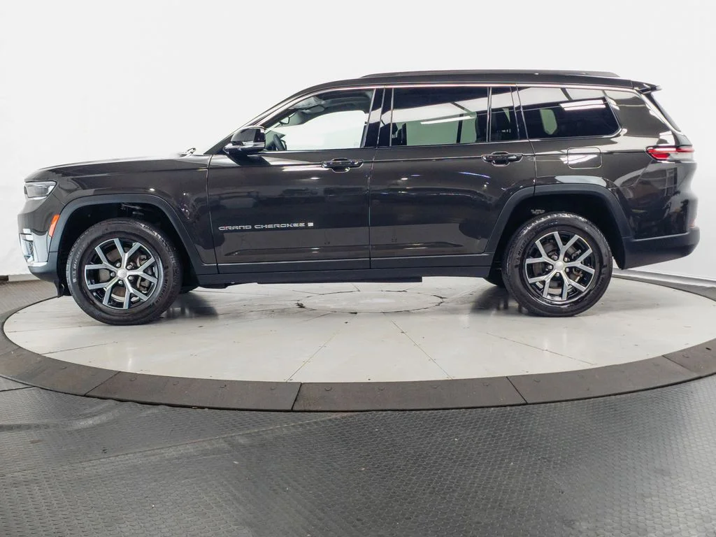 Used 2023 Rocky Mountain Pearlcoat Jeep Limited image 4