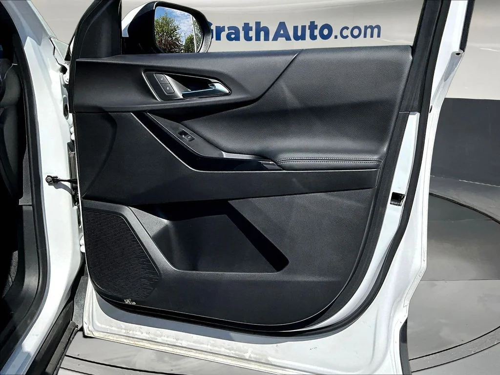2025 Chevrolet Equinox LT - Photo 30