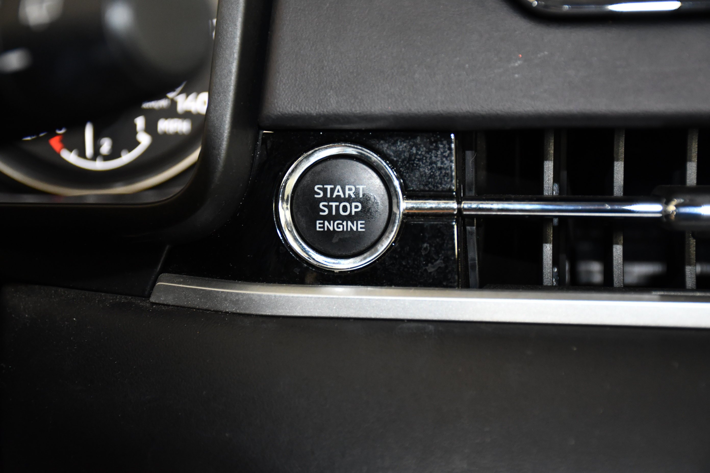 Used 2024 Mercury Gray Metallic Mitsubishi SE image 25