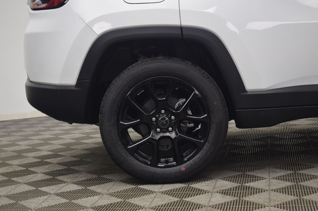 New 2026 Bright White Clear-Coat Exterior Paint Jeep Latitude image 9